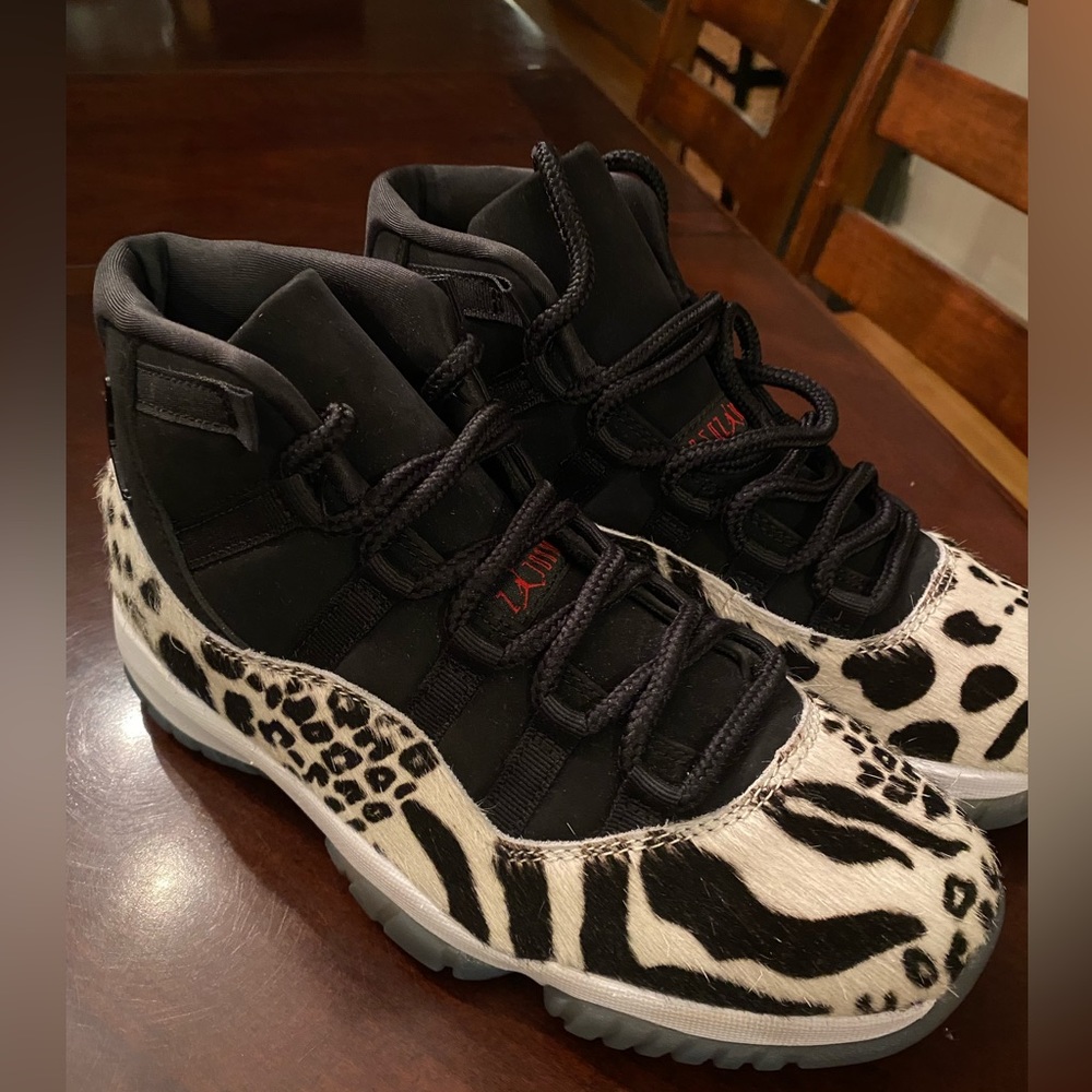 AIR JORDAN 11 WMNS
"Animal Instinct" rare size 8 women.